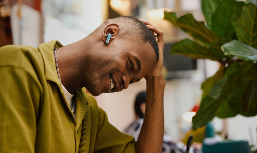 Słuchawki JBL Live Beam 3 - redukcja hałasu i etui z elementami sterującymi