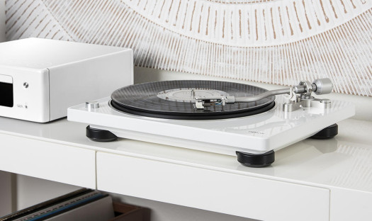 Gramofony Denon DP-400 i DP-450 USB w białym kolorze