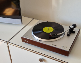 Thorens prezentuje nowy gramofon z napędem bezpośrednim - TD 404 DD 