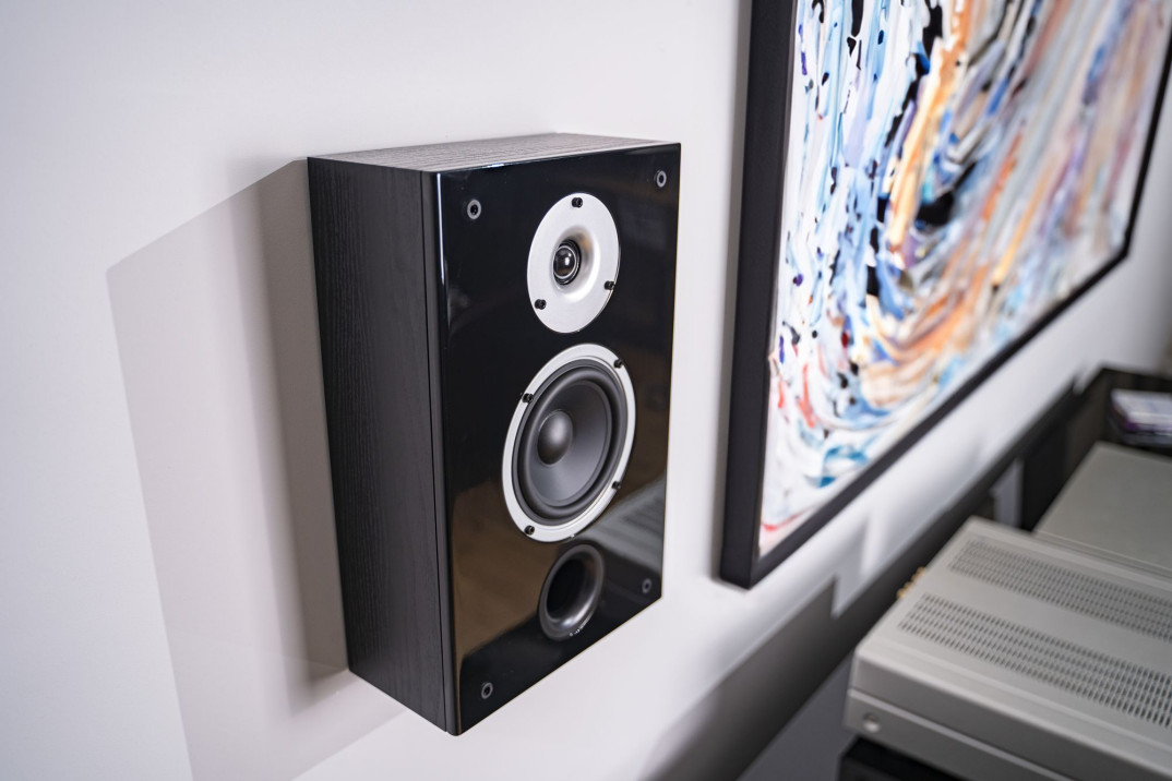 Raptor On-Wall - nowe kompaktowe naścienne głośniki Wilson 