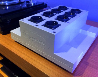 Prezentacja kondycjonerów i kabli sieciowych w salonie Hi-Ton Home Of Perfection w Warszawie