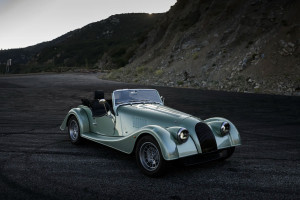 Amerykański debiut. Morgan plus four z systemem car audio Sennheisera