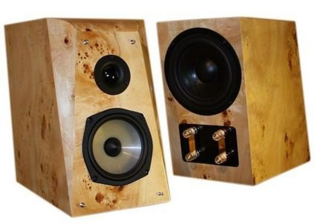 Dlaczego niektóre kolumny mają pochylone przednie ścianki? Czy przyniesie poprawę pochylanie do tyłu "normalnych" kolumn?