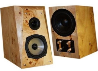 Dlaczego niektóre kolumny mają pochylone przednie ścianki? Czy przyniesie poprawę pochylanie do tyłu "normalnych" kolumn?