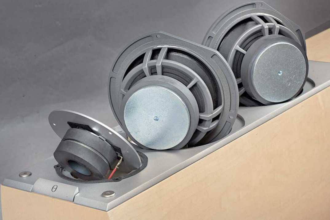 Dlaczego w przeszłości częściej spotykało się duże głośniki niskotonowe, a obecnie dominują znacznie mniejsze?