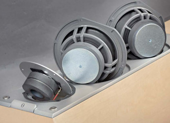 Dlaczego w przeszłości częściej spotykało się duże głośniki niskotonowe, a obecnie dominują znacznie mniejsze?