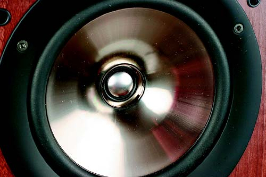 Jakie są najlepsze materiały dla membran głośników niskotonowych i średniotonowych?