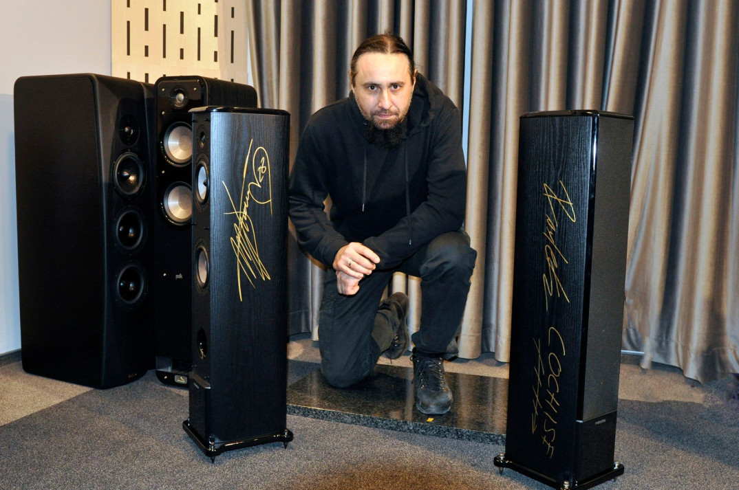 Melodika BL30 MK3 z autografami zespołu Cochise na aukcji WOŚP