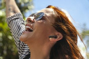 JBL Vibe Beam 2 - 10 h pracy i technologia Smart Ambient