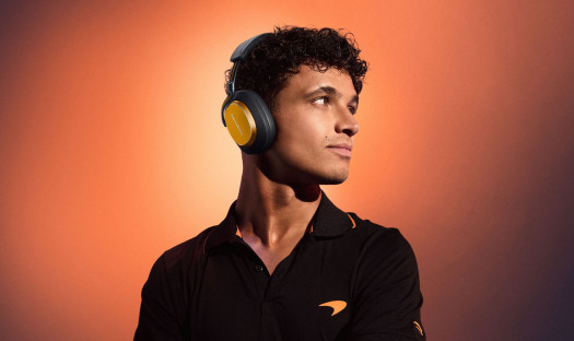 Lando Norris ma "swoje" słuchawki. Bowers &amp; Wilkins Px8 S2 McLaren Edition w nowej odsłonie
