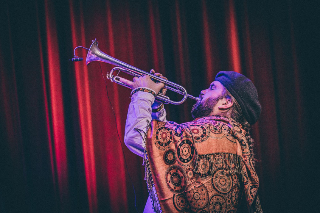 Piotr Damasiewicz z zespołem w trasie promującej album "Skawa"