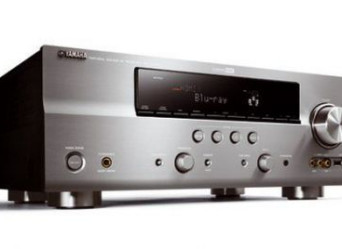 Czy lepszy jest amplituner, czy zestaw procesor / wielokanałowa końcówka mocy?