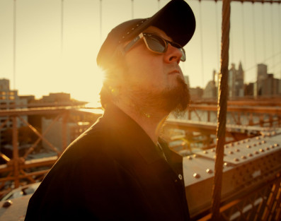 Robert Cichy zaprezentował "Piach i wiatr" - singiel ze swojej nadchodzącej płyty