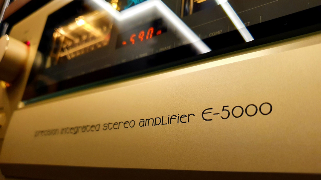Prezentacja wzmacniacza zintegrowanego Accuphase E-5000 w salonie audioplaza.pl