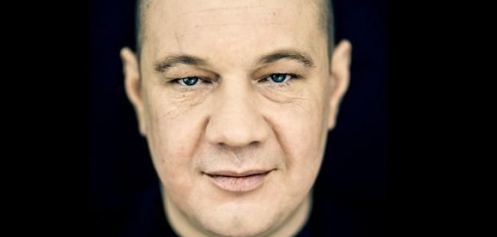 Marek Dyjak śpiewa piosenki Przemysława Gintowskiego. Koncert we Wrocławiu