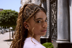 Nowe słuchawki JBL Soundgear Clips. Wyglądają futurystycznie i są wyposażone w autorski algorytm AI redukujący hałas