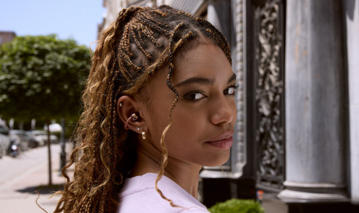 Nowe słuchawki JBL Soundgear Clips. Wyglądają futurystycznie i są wyposażone w autorski algorytm AI redukujący hałas