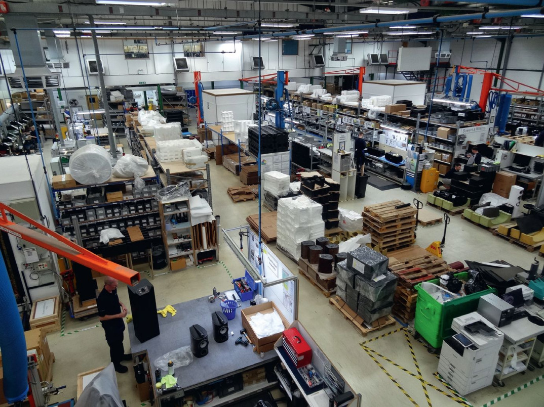 Perfekcyjne zaginanie. Odwiedziliśmy fabrykę Bowers &amp; Wilkins w Worthing