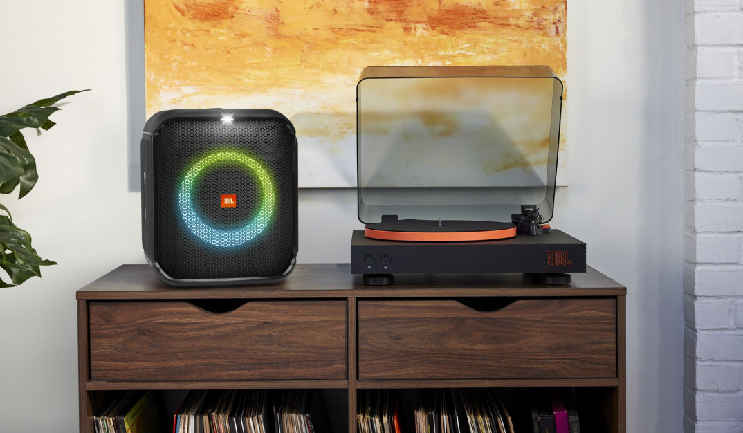 Spinner BT - JBL wprowadza do oferty gramofon z technologią Bluetooth