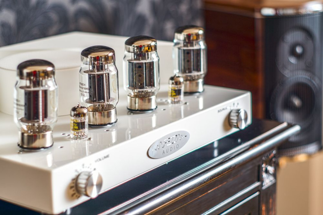 Odsłuchy wzmacniacza Fezz Audio Titania w salonie Q21