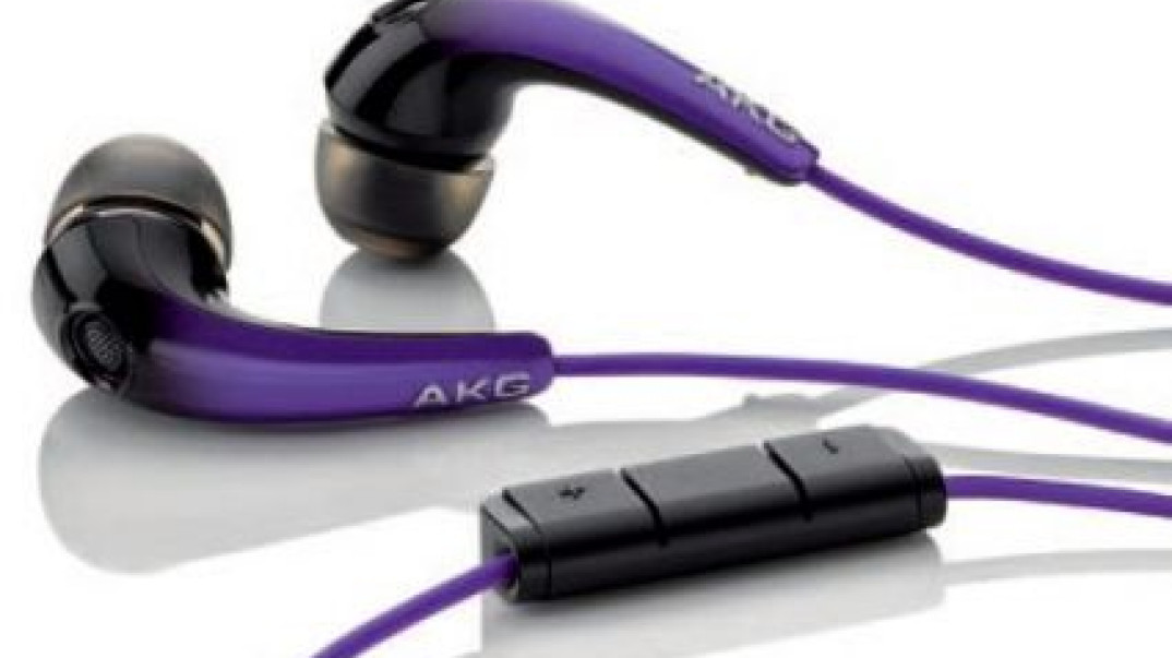 AKG K318, K328, K350. W wadze muszej