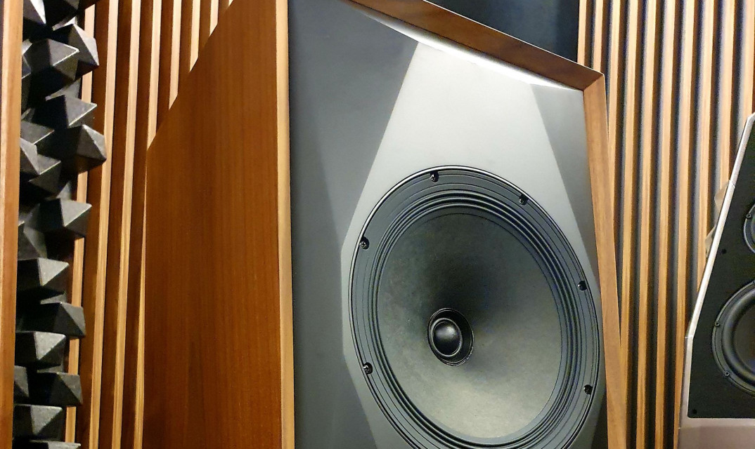 Poznański salon audioplaza.pl zaprasza na oddsłuchy kolumn MoFi SourcePoint 10 