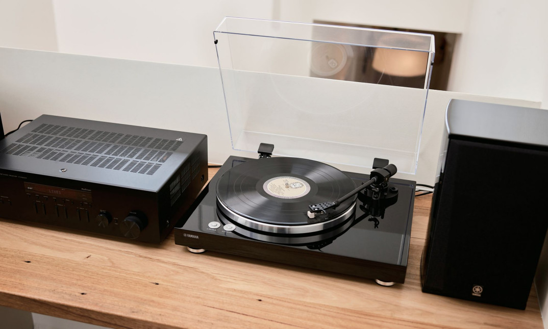 Gramofon Yamaha TT-S303 - wbudowany przedwzmacniacz i dźwięk True Sound