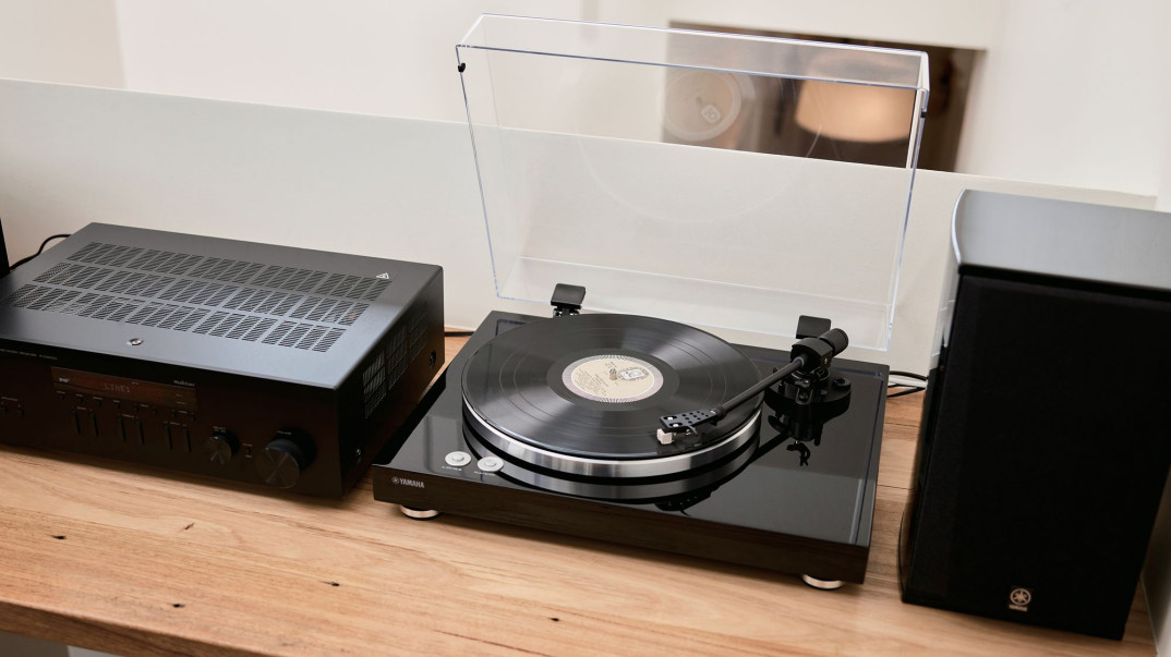 Gramofon Yamaha TT-S303 - wbudowany przedwzmacniacz i dźwięk True Sound