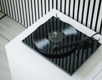 Pro-Ject E1.2 - gramofon Plug &amp; Play dla początkujących
