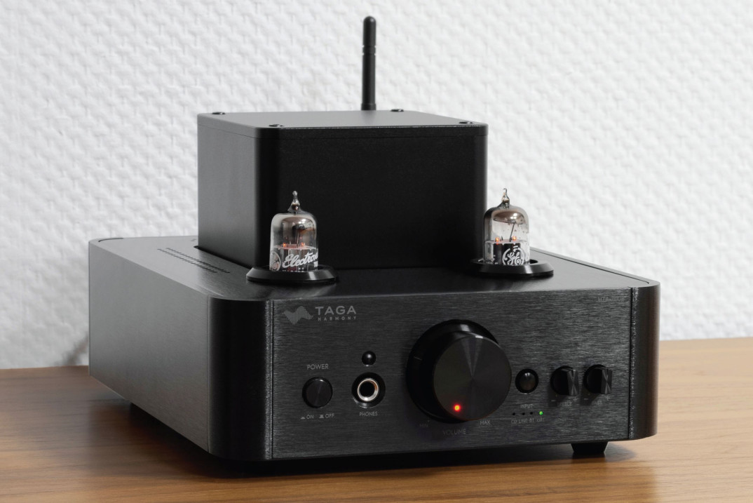 Wzmacniacz hybrydowy Taga Harmony HTA-700B w dwóch nowych wersjach