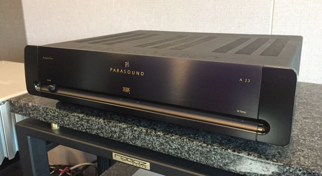Stereofoniczna końcówka mocy Parasound A23 w salonie Q21
