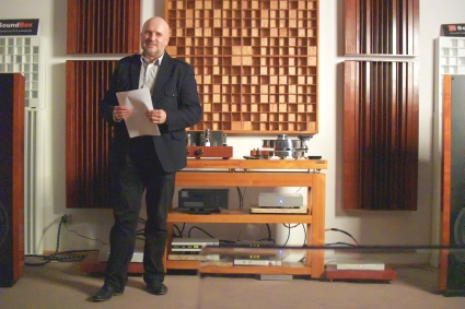 Gospodarz spotkań - Piotr Welc, prezes Digital Open Group - to meloman z wielką klasą. Na zdjęciu wita gości podczas marcowego spotkania