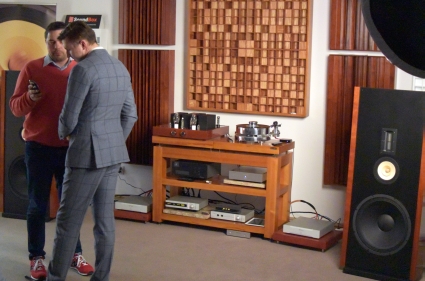 Ten gentleman w oryginalnym garniturze w kratę to pan Marcin Ostapowicz, szef Auralica - firmy, kt&oacute;ra dostarczyła sprzęt nagłaśniający do marcowego odsłuchu. Prezentował się bardzo dystyngowanie - zar&oacute;wno szef, jak i jego sprzęt