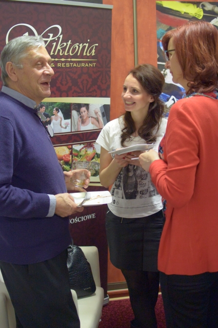  A w przerwach odsłuchu dyskutują przy wykwintnych zakąskach i r&oacute;żnych 